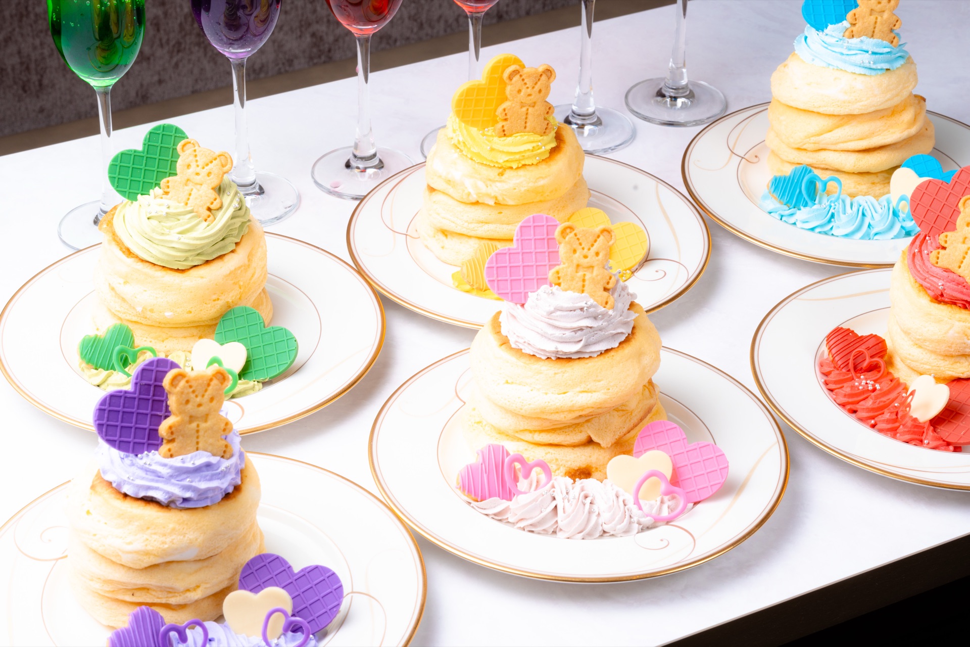 推し活パンケーキ ベーシック — 推しカラーのクリームとくまクッキー、ハートチョコの盛り付け